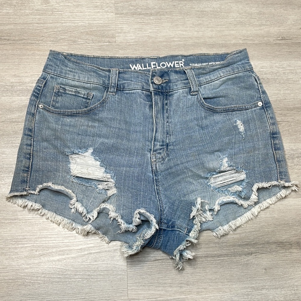 Wallflower Fearless Curvy Super High Waist Distressed Denim Shorts Size 9